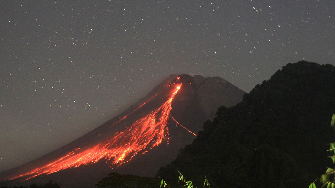Esta fotografía de larga exposición tomada el 11 de octubre de 2023 muestra materiales volcánicos arrojados desde el monte Merapi vistos desde la aldea de Purwobinangun en el distrito de Sleman, Yogyakarta, Indonesia.