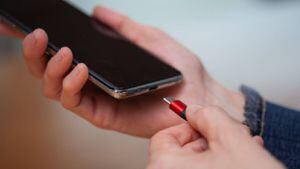 Expertos en tecnología aconsejan que no se debe dejar que la batería llegue  a cero. Foto: Gettyimages.