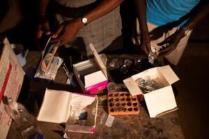 Las enfermeras colocan los medicamentos en una mesa en el centro de salud de Yalanga, en Yakusu, Tshopo, República Democrática del Congo, el 2 de octubre de 2022. 