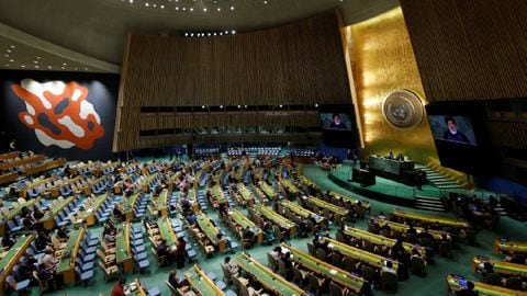 El presidente de Irán, Ebrahim Raisi, se dirige al 78º período de sesiones de la Asamblea General de las Naciones Unidas en la ciudad de Nueva York, EE.UU.