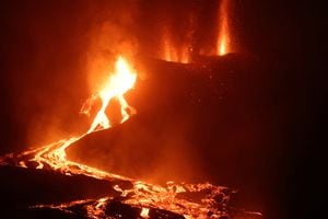 Flujos de lava y humo se eleva tras la erupción de un volcán en la isla canaria de La Palma, en Todoque, España, 28 de septiembre de 2021. Foto REUTERS / Nacho Doce