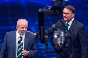 El expresidente de Brasil, Luiz Inácio Lula da Silva, quien vuelve a postularse para el cargo, a la izquierda, se enfrenta a Jair Bolsonaro en un debate presidencial en Bandeirantes Television en Sao Paulo, Brasil, el domingo 16 de octubre de 2022. (AP Photo/Marcelo Chello)