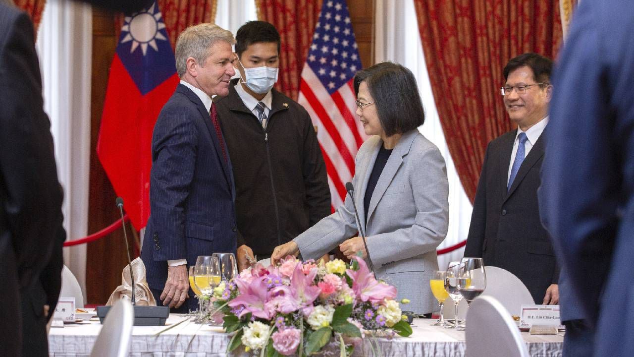 En esta foto el presidente del Comité de Asuntos Exteriores de la Cámara de Representantes, Michael McCaul, republicano por Texas, a la izquierda, y la presidenta de Taiwán, Tsai Ing-wen, hablan en un almuerzo.