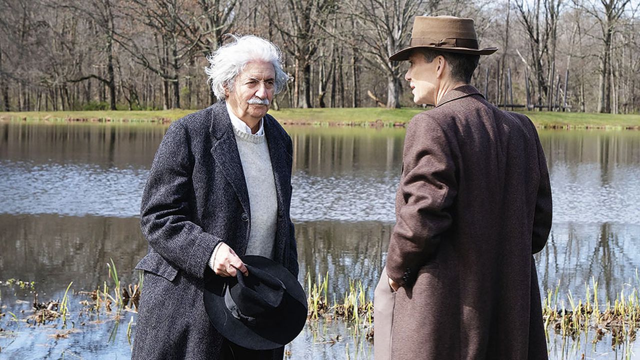 Un diálogo entre Einstein y Oppenheimer,  físicos que hicieron historia y lidiaron con las consecuencias de sus descubrimientos, sirve de punto de partida y cierre para una historia que se narra en varias líneas de tiempo.
