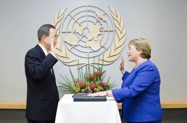 El Secretario General de las Naciones Unidas, Ban Ki-moon (izquierda), nombra a Michelle Bachelet Secretaria General Adjunta de las Naciones Unidas y Directora Ejecutiva de ONU Mujeres en septiembre de 2010.