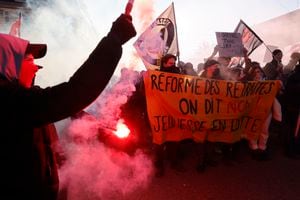 Los manifestantes sostienen una pancarta que dice "Reforma de jubilación, decimos no, jóvenes en lucha" durante una marcha contra las reformas de pensiones en Estrasburgo, este de Francia, el martes 7 de febrero de 2023. (AP Photo/Jean Francois Badias)