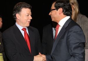 En la imagen, Juan Manuel Santos y Gustavo Petro en uno de los tantos encuentros durante la campaña. Petro mantiene su independencia pero acepta discutir temas "fundamentales" con el nuevo gobierno 