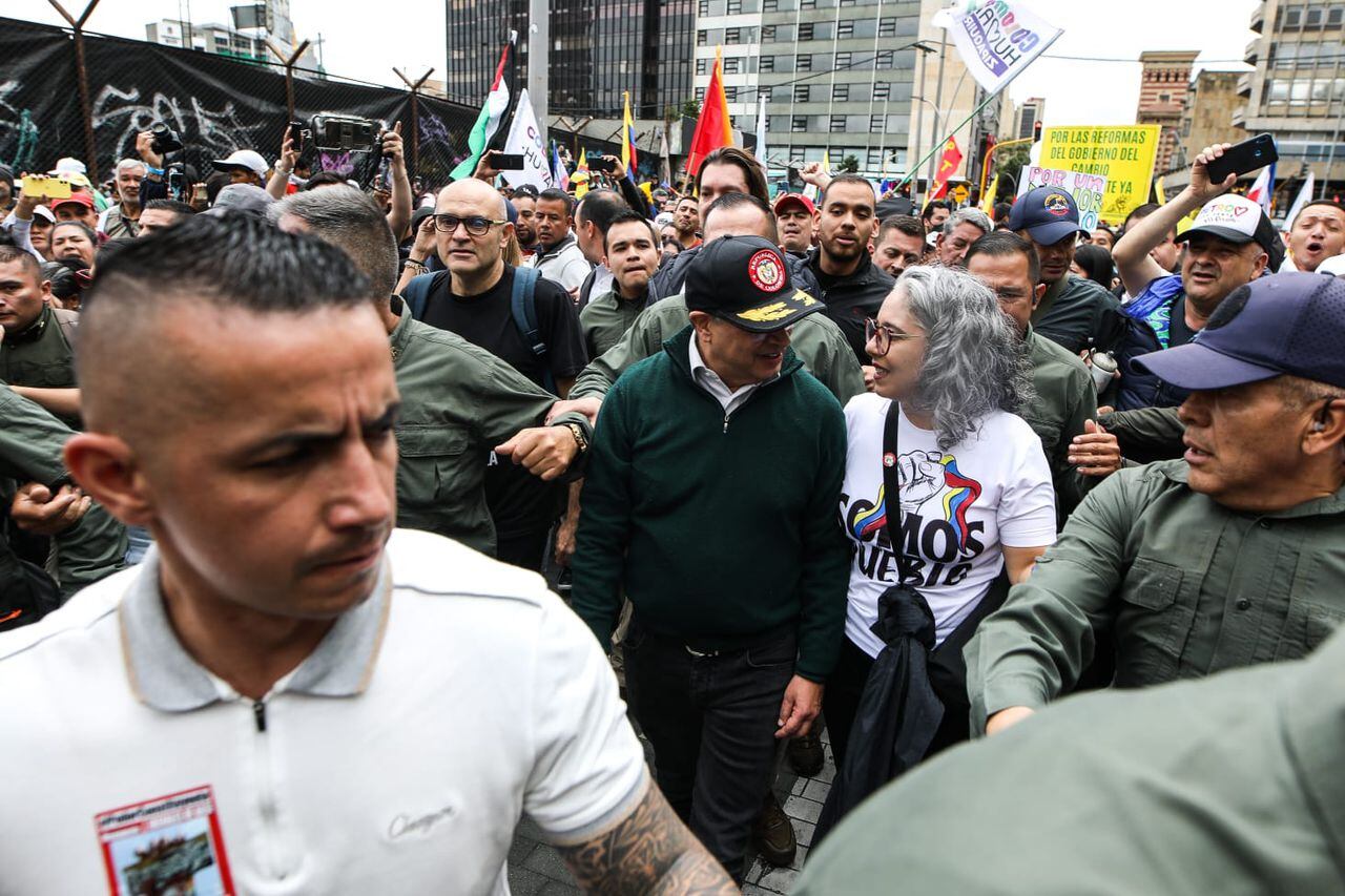 Marchas 1 de Mayo Día del Trabajo,, Presidente Gustavo Petro en las calles en la Carrera Séptima