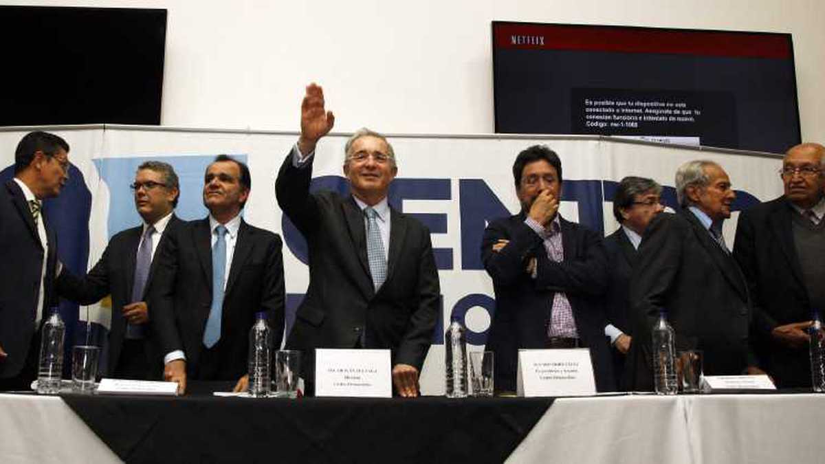 El senador del Centro Democrático Álvaro Uribe se reunió con su círculo de poder más cercano para anunciar su postura frente al plebiscito. Como siempre, el expresidente tuvo la última palabra.