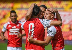 Kelvin Osorio celebra junto a Pedroza y Velásquez al conseguir un gol en el partido frente a Envigado por la fecha 11 de la Liga Betplay