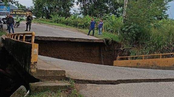 Las lluvias siguen causando estragos, puente que une a Roldanillo con La Unión, Valle, se partió en dos.