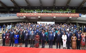 Líderes posan para una foto familiar durante la primera cumbre climática de África en el Centro Internacional de Convenciones Kenyatta en Nairobi, Kenia, el 4 de septiembre de 2023. (Foto de Andrew Kasuku/Agencia Anadolu a través de Getty Images)