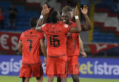 Jugadores del América de Cali celebrando uno de los tantos del partido frente a Boyacá Chicó