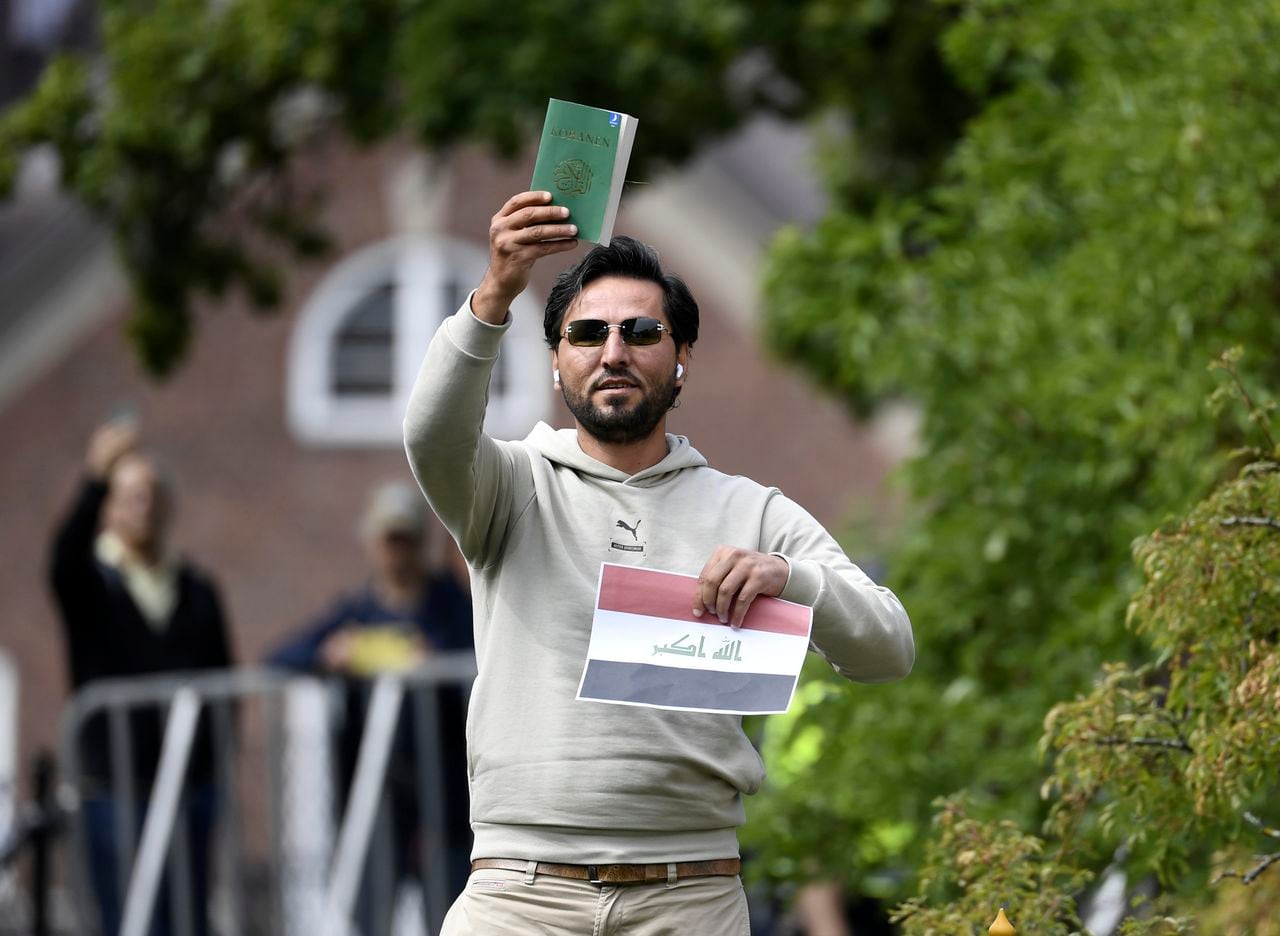 El manifestante Salwan Momika aparece frente a la embajada iraquí en Estocolmo, el jueves 20 de julio de 2023, donde planea quemar una copia del Corán y la bandera iraquí.