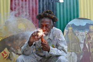 En esta foto de 2014 se ve al músico y defensor de la legalización de la marihuana Bunny Wailer. La leyenda del reggae murió hoy a los 73 años de edad.