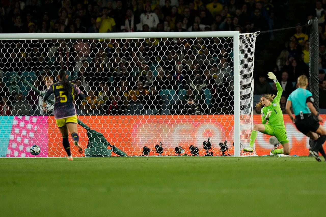 La arquera de Colombia Catalina Pérez no logra salvar el gol de Alessia Russo de Inglaterra durante el partido de cuartos de final de la Copa Mundial Femenina de fútbol entre Inglaterra y Colombia en el Estadio Australia en Sydney, Australia, el sábado 12 de agosto de 2023. (Foto AP/Rick Rycroft)