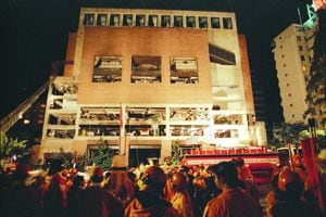 CLUB EL NOGAL.  Atentado terrorista. Aspectos de la Fachada completamente destruida. Carros de bomberos.Foto:Juan Carlos Sierra.      Feb 2003