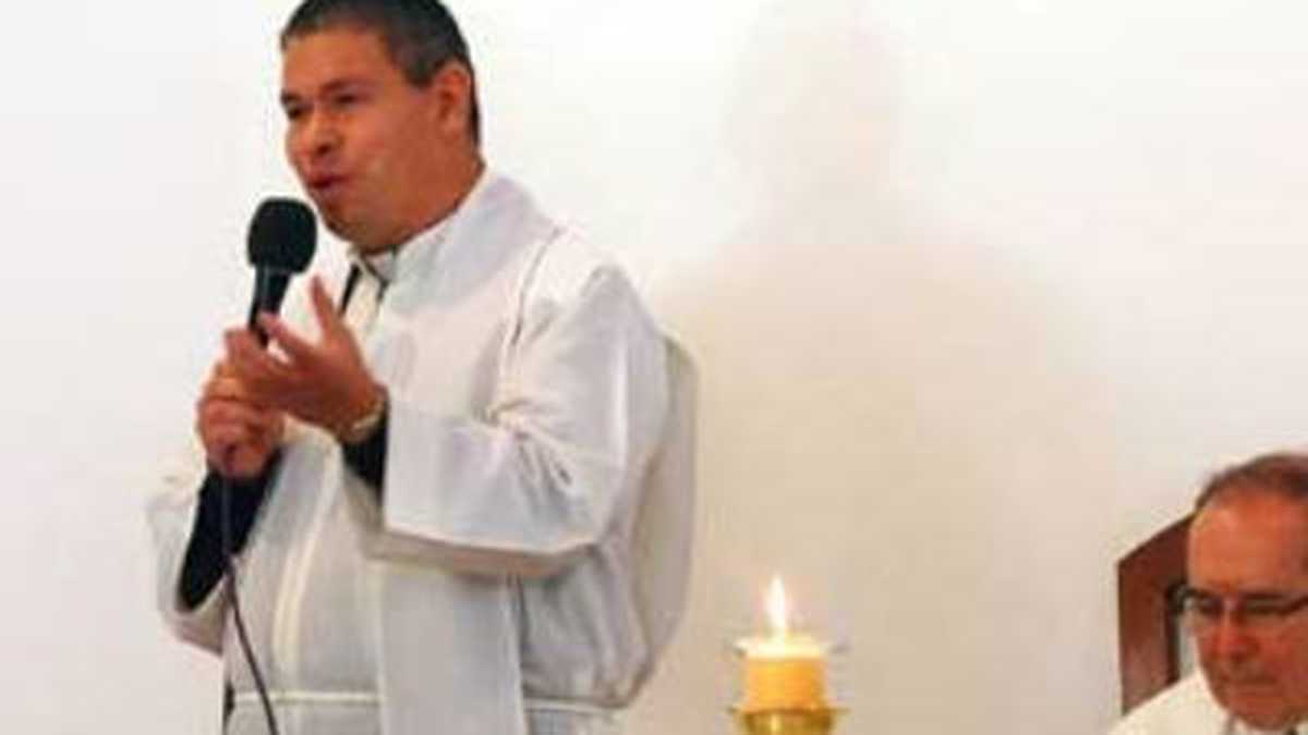 Alfar Antonio Vélez es párroco de dos comunidades religiosas en Argentina.