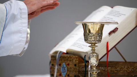 Ladrón intentó robar cáliz de iglesia católica en España. Tres feligreses lo impidieron.
