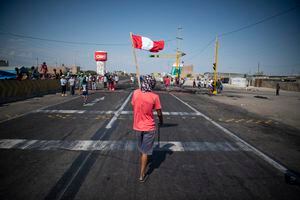 Manifestantes bloquean la carretera Panamericana durante un paro parcial de transportistas de carga y pasajeros, en Ica, en el sur de Perú, el 4 de abril de 2022. (Photo by Ernesto BENAVIDES / AFP)