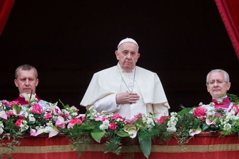El Papa Francisco mira desde un balcón, el día en que entrega su mensaje "Urbi et Orbi" (a la ciudad y al mundo) en la Plaza de San Pedro, el domingo de Pascua, en el Vaticano el 31 de marzo de 2024.