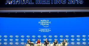 La ejecutiva de Facebook Sheryl Sandbergy, el presidente ejecutivo de Google, Eric Schmidt, el consejero delegado de Microsoft, Satya Nadella, y el consejero delegado de Vodafone, Vittorio Colao, participan en un debate durante la 45 edición del Foro Económico Mundial (WEF), en Davos (Suiza).