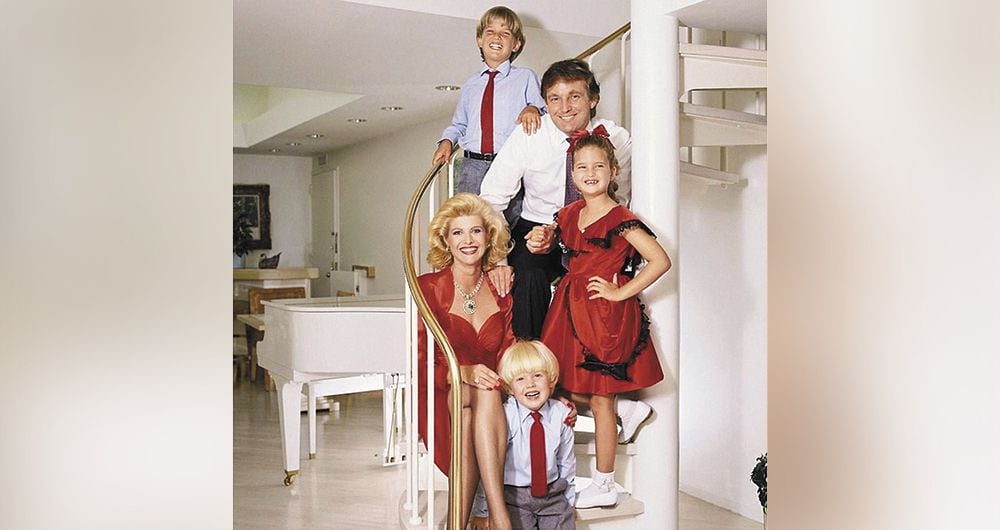 Trump e Ivana, epítomes del arribismo social, en 1986 con sus tres hijos, Donald Jr., Ivanka y Eric, en su otra residencia célebre, el apartamento de la Trump Tower, en la Quinta Avenida de Nueva York.