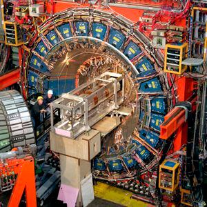 En los resultados publicados el jueves 7 de abril de 2022, los científicos del laboratorio calcularon que el bosón W, una partícula fundamental de la física, pesa un poco más de lo que su libro de reglas teóricas para el universo les dice que debería. (Fermilab via AP)