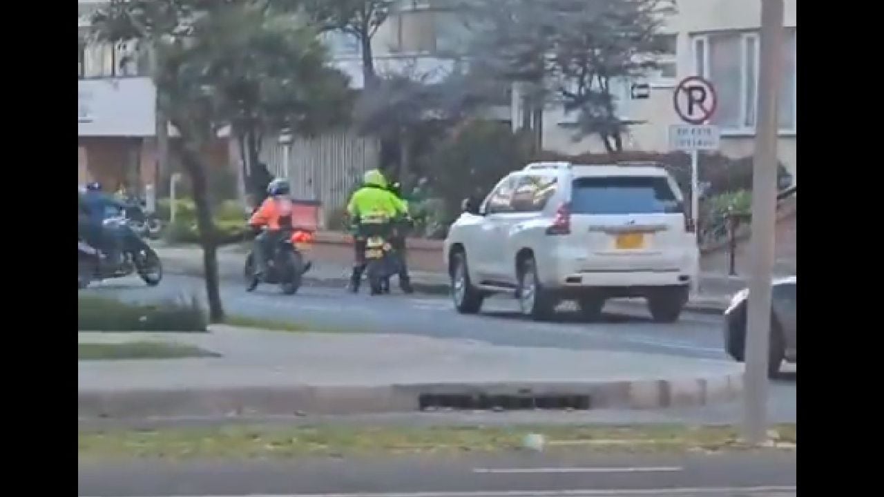 Imagen de un video que muestra el momento en que el conductor de la camioneta choca contra los presuntos delincuentes.
