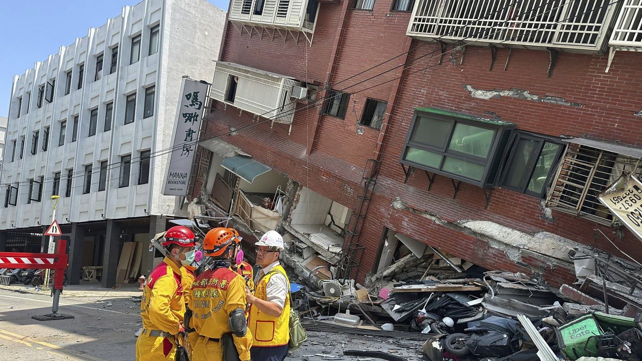 Un edificio de cinco pisos en Hualien, una localidad de pocos habitantes en el sureste de la isla, lucía con fuertes daños luego de que el primer piso se vino abajo y el resto de la estructura quedó inclinada en un ángulo de 45 grados.