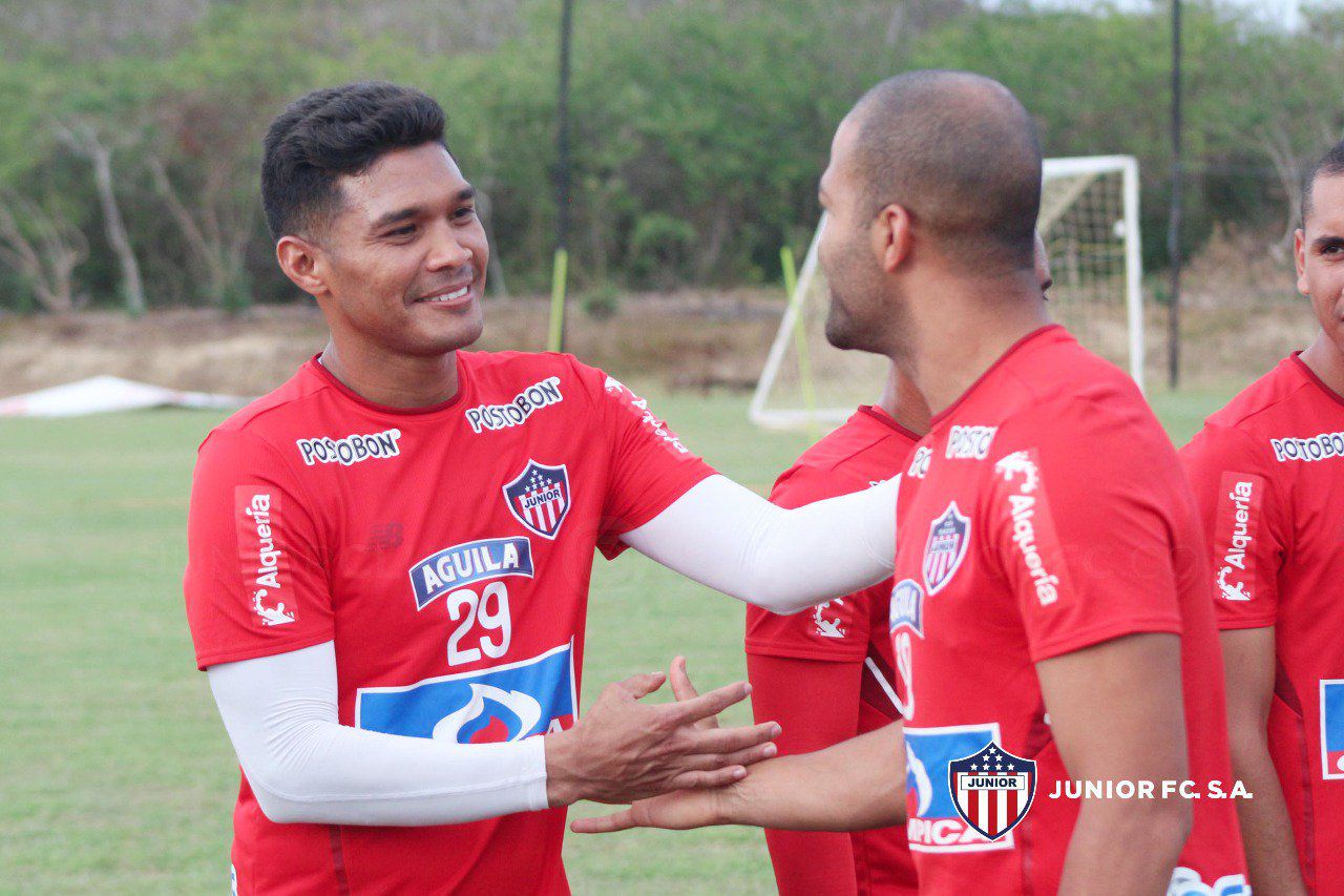 El 'Mudo' saludando a Teo Gutiérrez en su primer entrenamiento con Junior a principios de 2018