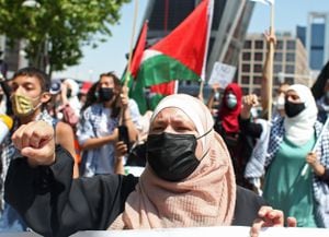 Una mujer levanta el puño como signo de protesta en una manifestación en solidaridad con Palestina, a 11 de junio de 2021, en Plaza Castilla, Madrid, (España). Esta concentración se produce para pedir la "libertad, justicia e igualdad" de Palestina, donde los recientes enfrentamientos entre Israel y el Movimiento de Resistencia Islámica (Hamás), han dejado más de 200 muertos.
11 JUNIO 2021;PALESTINA;MANIFESTACION;MADRID
Cézaro De Luca / Europa Press
(Foto de ARCHIVO)
11/6/2021