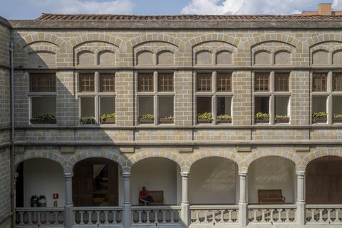 Este edificio ha sobrevivido a varias guerras en su historia y ha albergado a prestigiosas entidades de Antioquia.
