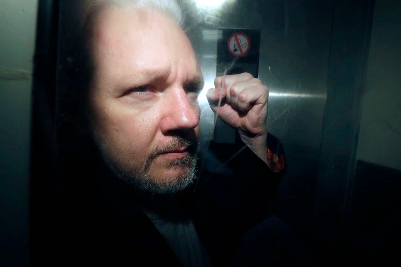En esta imagen de archivo, el fundador de WikiLeaks, Julian Assange, en un traslado desde una corte en la que compareció por violar las condiciones de su libertad condicional hace siete años, en Londres, el 1 de mayo de 2019. (AP Foto/Matt Dunham, archivo)