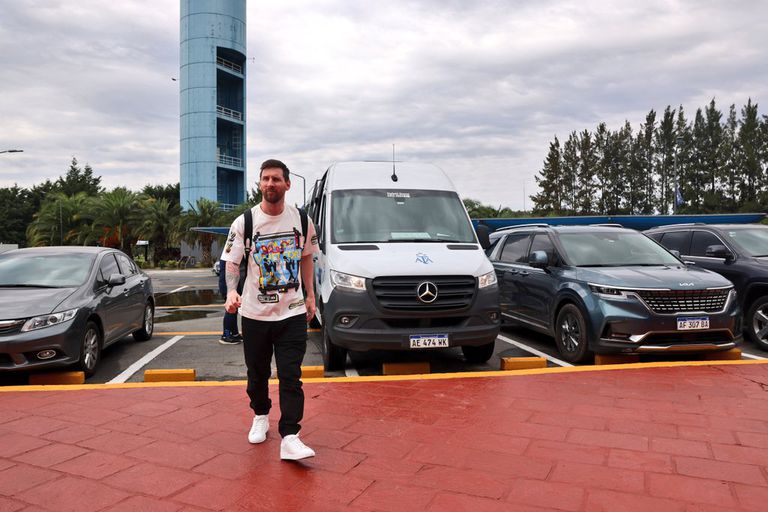 Messi llegando al predio de Ezeiza, sede deportiva de la selección argentina
