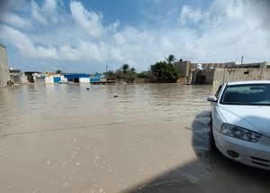 Una vista de la zona, ya que muchos asentamientos, vehículos y lugares de trabajo resultaron dañados después de que las inundaciones causadas por las fuertes lluvias azotaran la región de Misrata, Libia, el 10 de septiembre de 2023. (Foto de Emhmmed Mohamed Kshiem/Agencia Anadolu vía Getty Images)