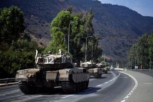 Un convoy de vehículos militares israelíes viaja por una carretera cerca de la frontera de Israel con el Líbano en el norte de Israel, 8 de octubre de 2023. REUTERS/Gil Eliyahu