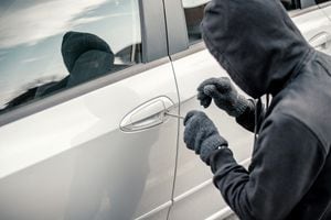 Hombre robando un coche