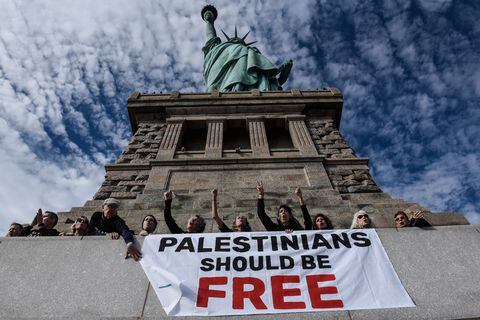 Activistas de Jewish Voice for Peace ocupan el pedestal de la Estatua de la Libertad el 6 de noviembre de 2023 en la ciudad de Nueva York. El grupo ha estado ocupando lugares de alto perfil en la ciudad de Nueva York pidiendo un alto el fuego en Gaza.