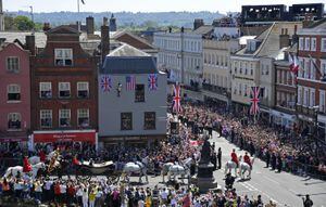 El príncipe Harry, Duque de Sussex y su esposa Meghan, duquesa de Sussex, cabalgan en un carruaje tirado por caballos de Ascot Landau durante una procesión después de su ceremonia de boda real en la Capilla de San Jorge en el Castillo de Windsor, en Windsor, Inglaterra.