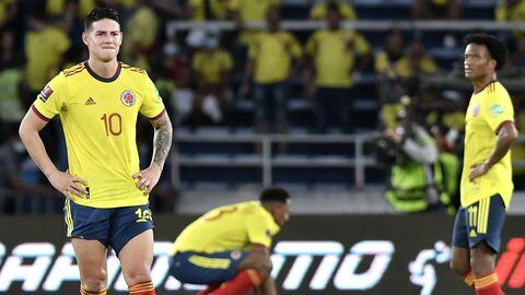James Rodríguez, jugador de la Selección Colombia se lamenta tras la derrota ante Perú