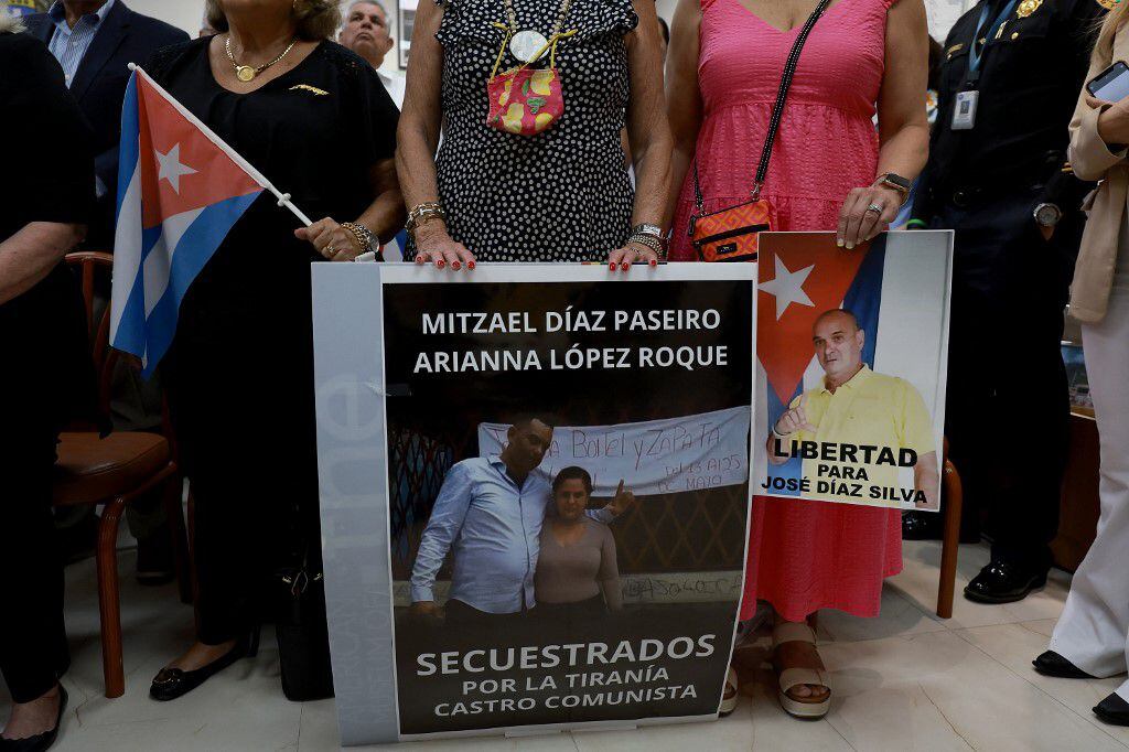 Muchos de los presentes llevaban banderas cubanas, carteles contra Díaz-Canel o con mensajes para exigir la liberación de los arrestados a raíz de las protestas del año pasado.