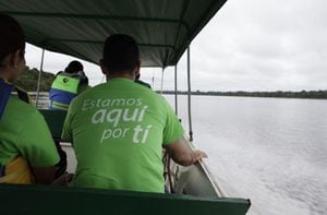 Las brigadas de salud deben navegar largos y torrentosos ríos para llevar las vacunas a la comunidad indígena del departamento de Guainía.