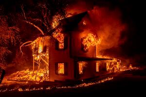 Una casa quema en Jeters Road cuando el Dixie Fire Jumps Highway 395 al sur de Janesville, California, el lunes, 16 de agosto, 2021. El clima de fuego crítico en toda la región amenaza con difundir múltiples incendios forestales en el norte de California. Foto  AP / Ethan SHAPE