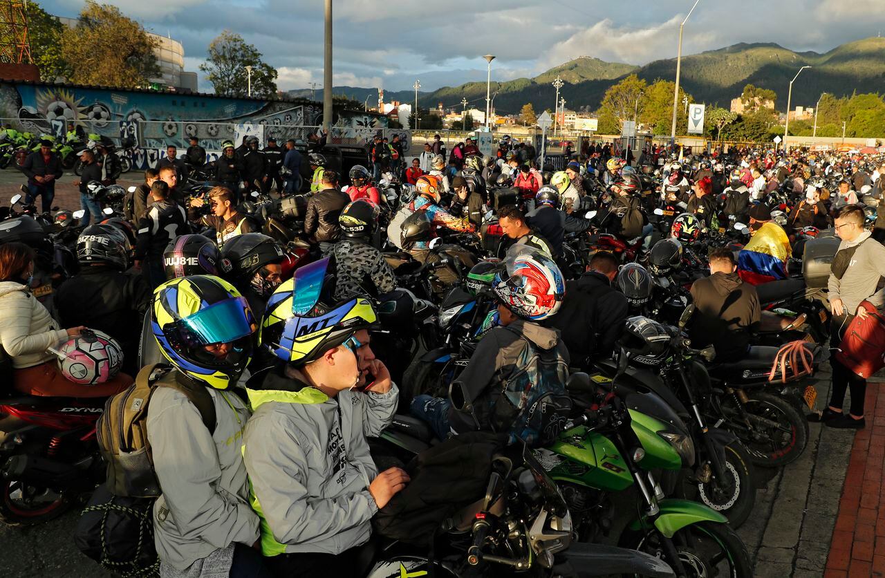 Manifestación motociclistas en contra de la prohibición del parrillero en moto en el Estadio El Campin
Bogota abril 6 del 2022
Foto Guillermo Torres Reina / Semana
