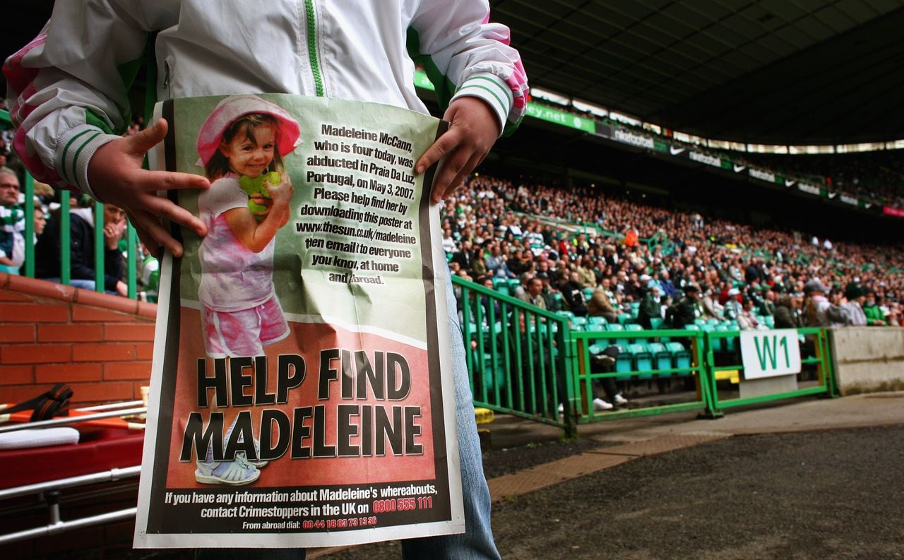 Una niña sostiene un cartel de Madeleine McCann dentro de Celtic Park el 12 de mayo de 2007 en Glasgow, Escocia. El niño de tres años desapareció de un centro vacacional en Praia da Luz en Portugal el 3 de mayo.