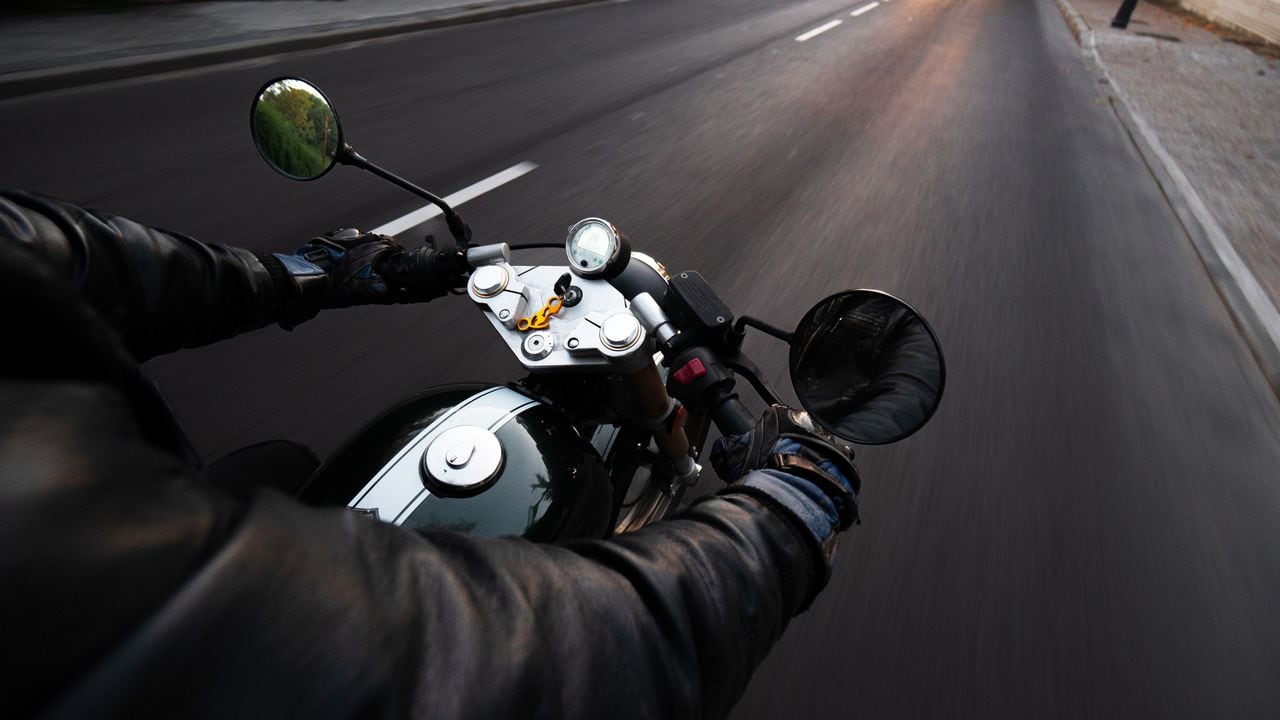 Cómo conducir una moto de noche de manera responsable