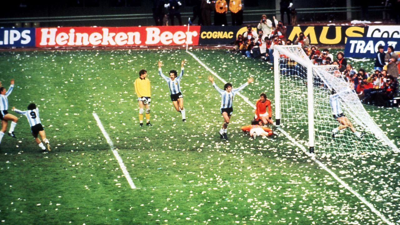 Primer gol de Argentina y de Kempes en la final del 78 contra Holanda.
