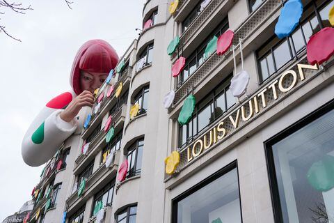 Una escultura de Yayoi Kusama es exhibida en una de las tiendas de Louis Vuitton  ubicada en los Campos Elíseos.