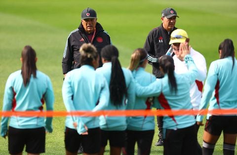 Soccer Football - FIFA Women’s World Cup Australia and New Zealand 2023 - Group H - Colombia Training - Leichhardt Oval, Sydney, Australia - July 29, 2023 Colombia players with coach Nelson Abadia during training REUTERS/Carl Recine